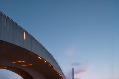 Elegante moderne Brückenarchitektur bei Dämmerung